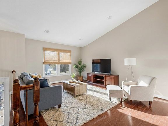 3rd image of 118 Vista Dr