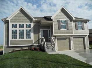 8901 NE Pawpaw Dr, Kansas City, MO 64157