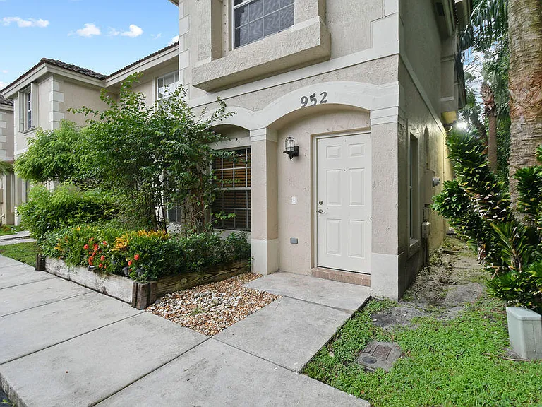 952 Summit Lake Dr — Photo 1