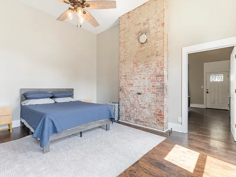 1046 Charles St — Photo 4