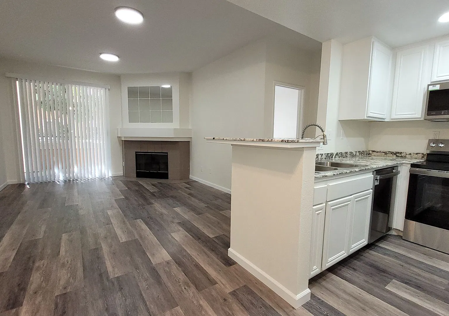 River Colony townhome - centrally located — Photo 3