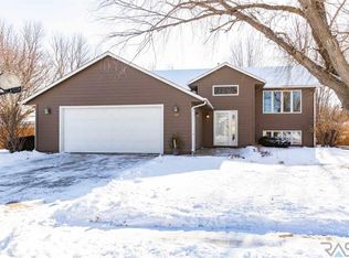 301 W Chapelwood Dr, Brandon, SD 57005