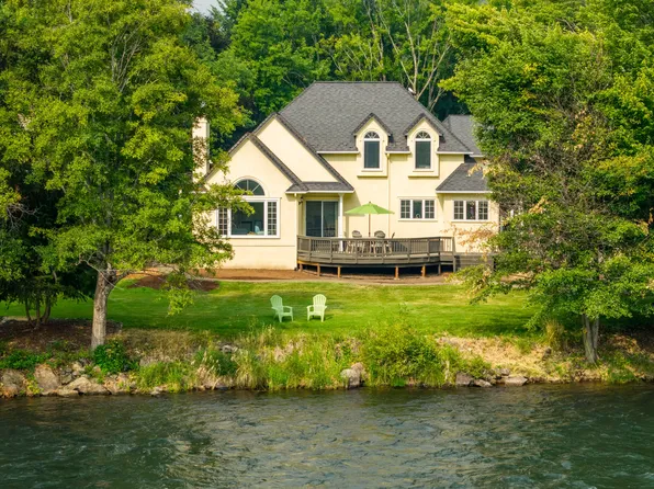 349 Rene Dr, Shady Cove, OR 97539