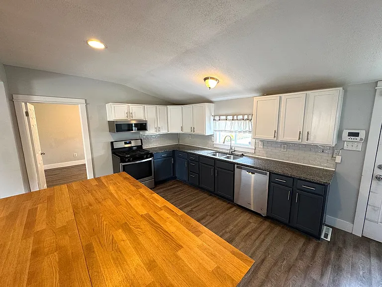 1242 Cottage Ave — Photo 6