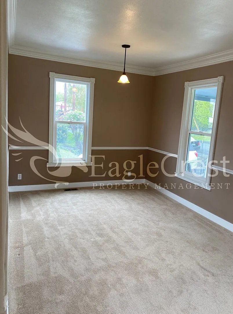 Charming 2 Bedroom Home With 1 Car Garage and A Covered Porch — Photo 4