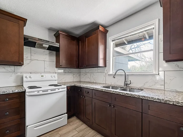 6022 Lyndhurst Dr — Photo 6