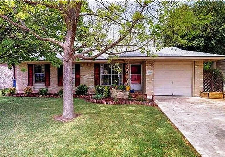 8206 Rockwood Ln — Photo 1