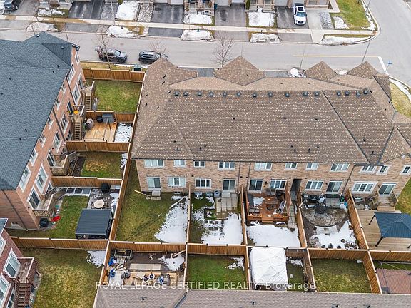3rd image of 71 Rimrock Cres