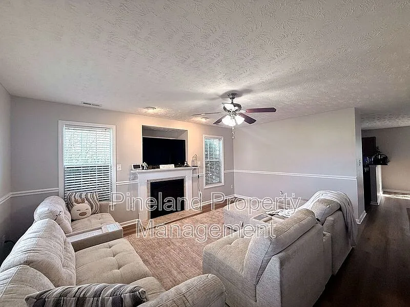 3 bed, 2.5 bath, 1866 sqft, $1,750 — Photo 3