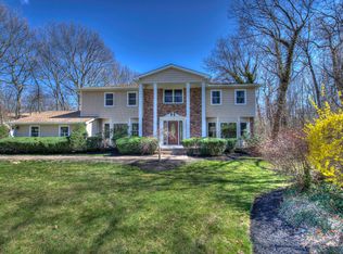 10 Stepping Stone Cres, Dix Hills, NY 11746