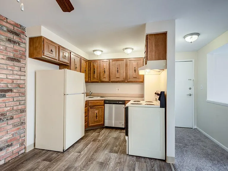 Raintree Island Apartment Homes — Photo 2