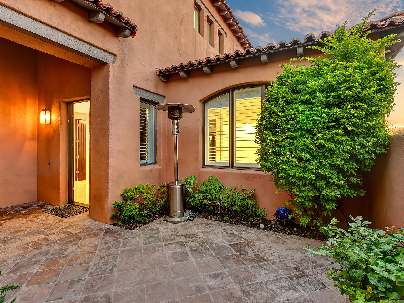 4 bed, 4.5 bath, 4102 sqft, $6,000 — Photo 3