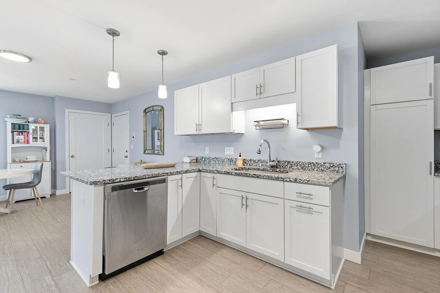 2 bed, 1.5 bath, 1002 sqft, $2,700 — Photo 2