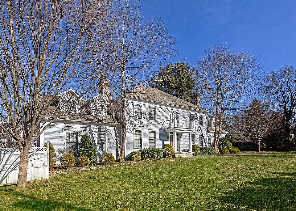 2nd image of 2 Garden Ln