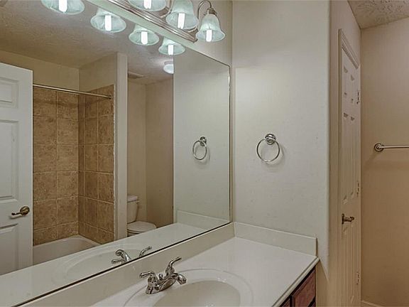 5th image of 2218 Waterford Park St