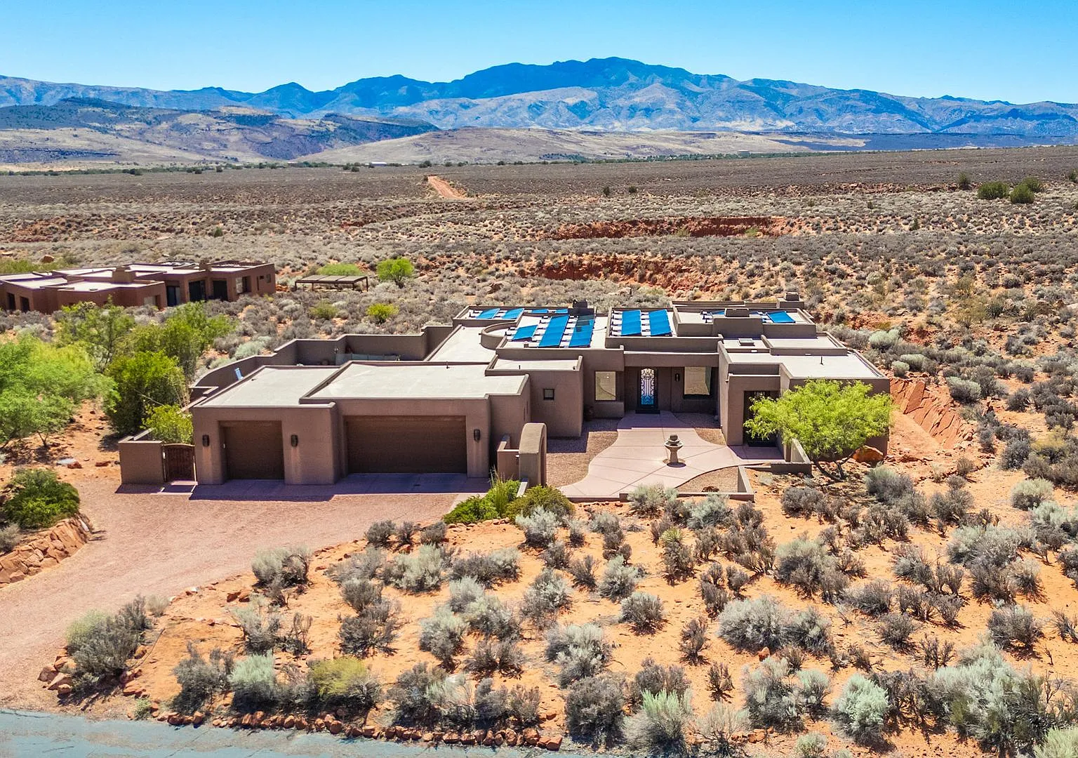 Exquisite Custom Home in Prestigious Community with Breathtaking Views — Photo 1