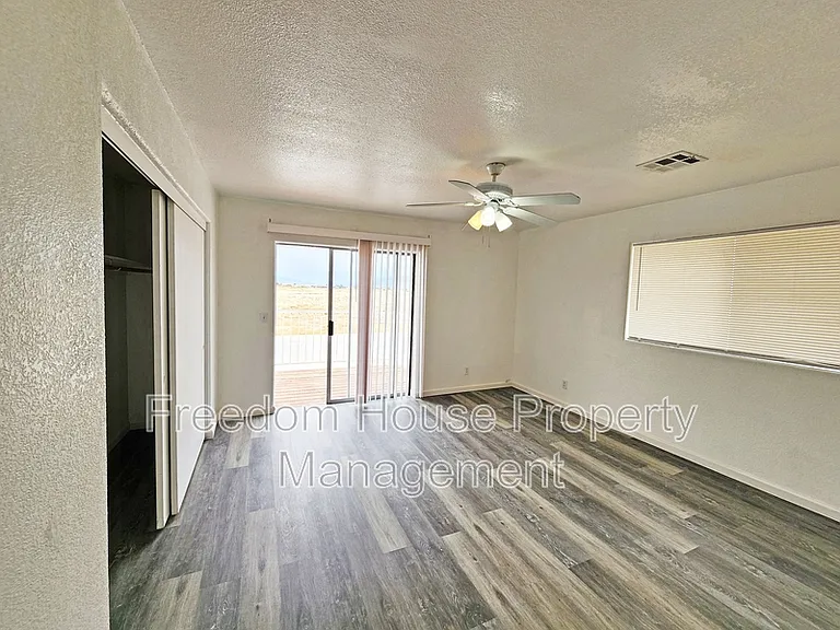 2321 E Calvada Blvd #6 — Photo 12