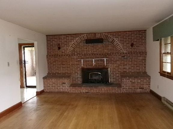 3rd image of 25 Hoods Ct