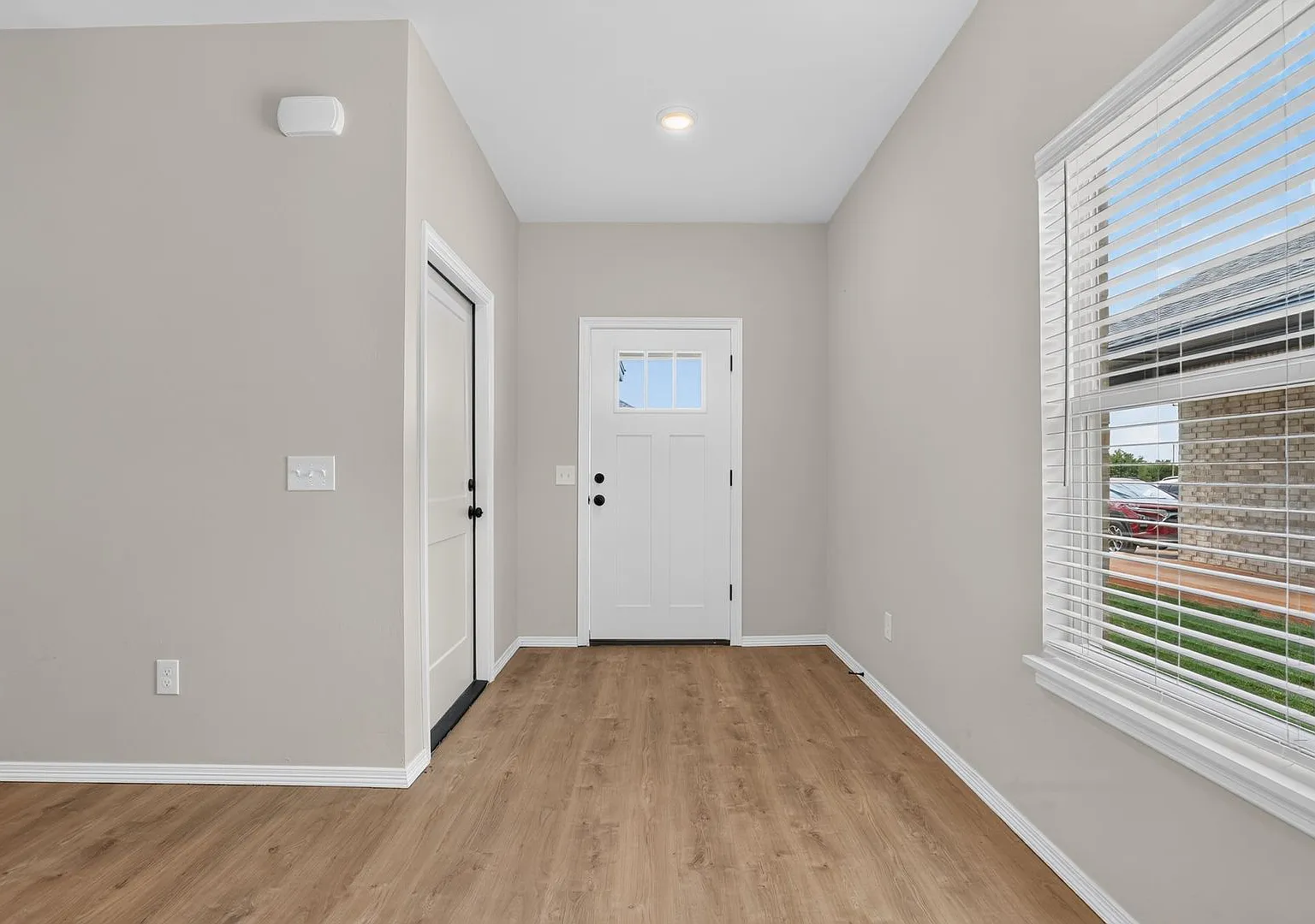 6 East — Photo 3