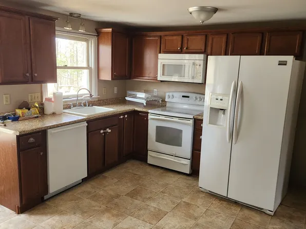 6 Woodvale Ct, Springvale, ME 04083