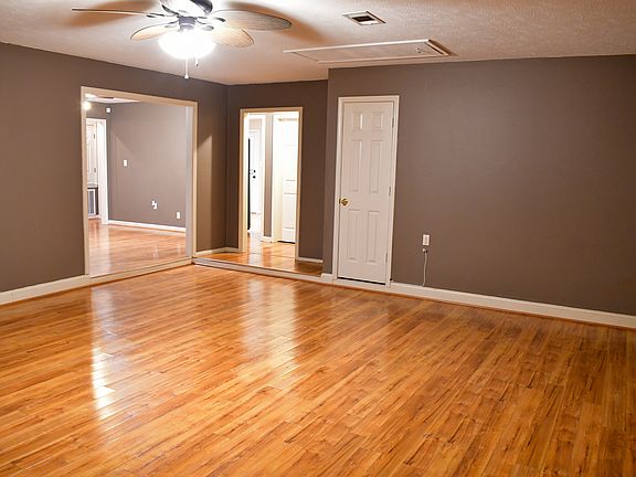 3rd image of 1745 Southern Hills Dr