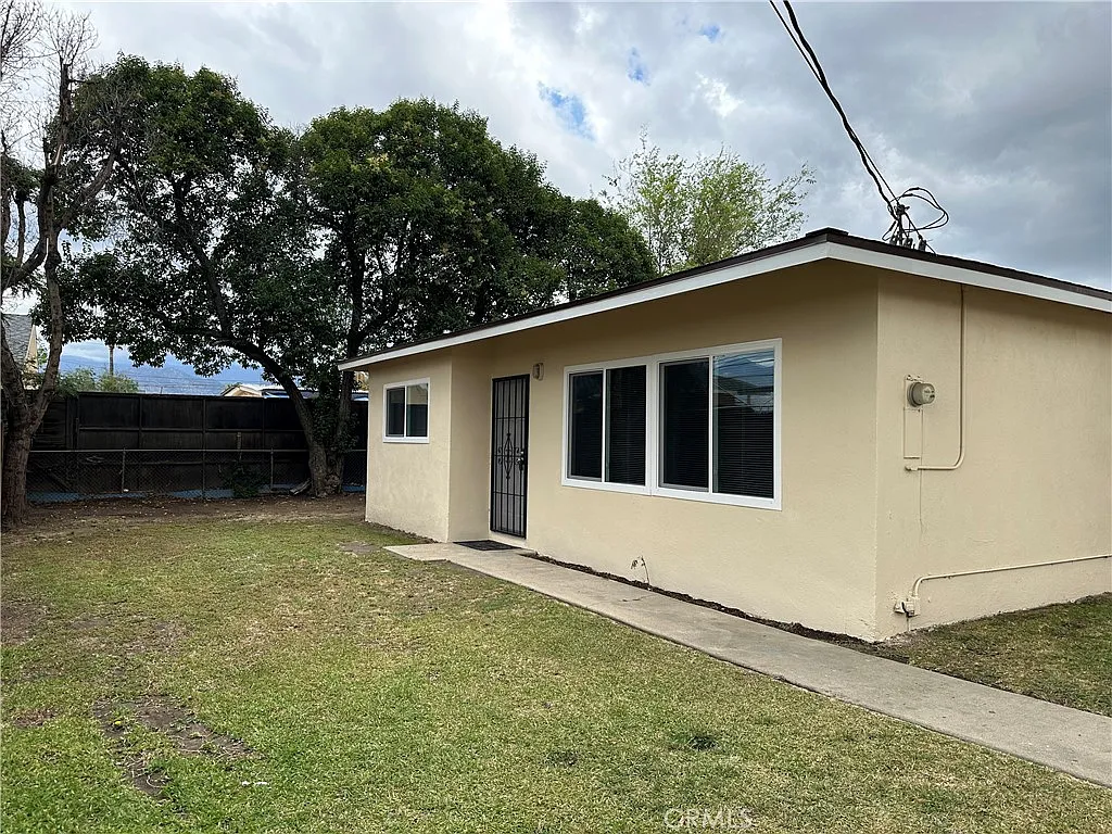 Building Photo - 4930 N Vincent Ave