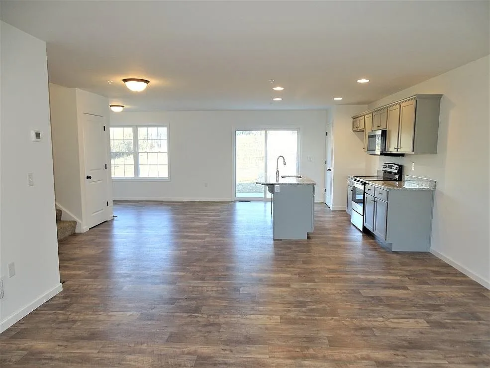 3 bed, 2.5 bath, 1634 sqft, $2,050 — Photo 3