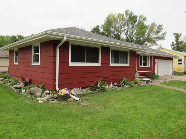 102 6th St S, Swea City, IA 50590