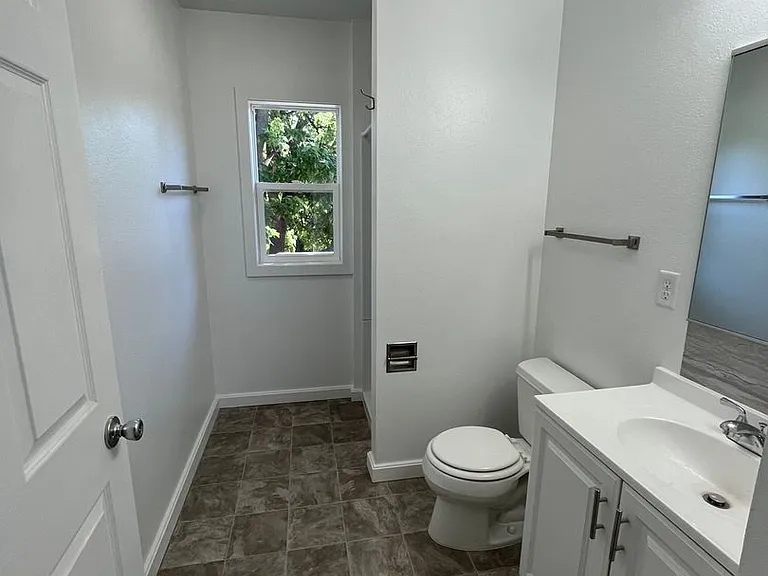 616 S Duluth Ave #2 — Photo 10