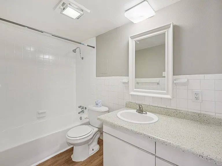 Premier Gardens Apartments — Photo 52