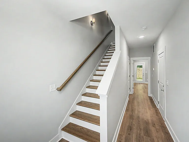 221 Stonecrest Cir — Photo 7
