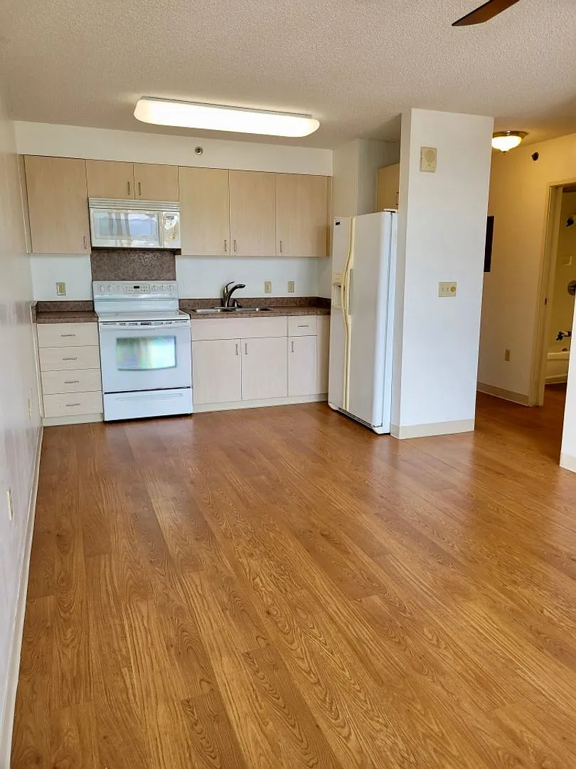 For Rent | A 1 bedroom, 1 bath mid-rise condo at Paiwa Tower at the Plantation Town Apartments in... — Photo 2