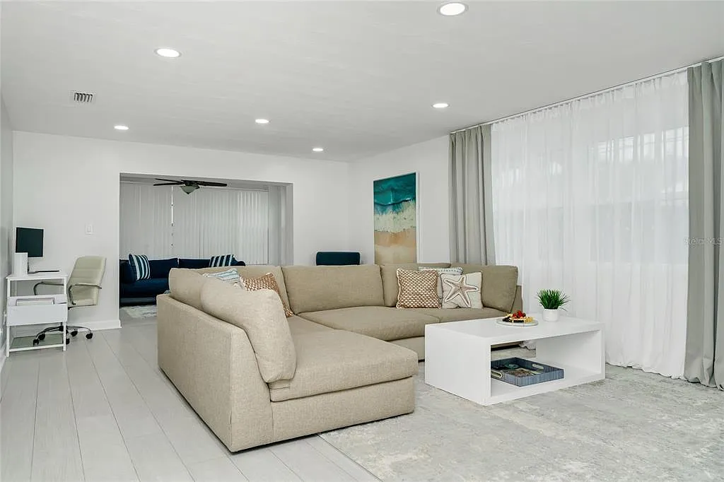 3 bed, 2.0 bath, 1515 sqft, $5,900 — Photo 4