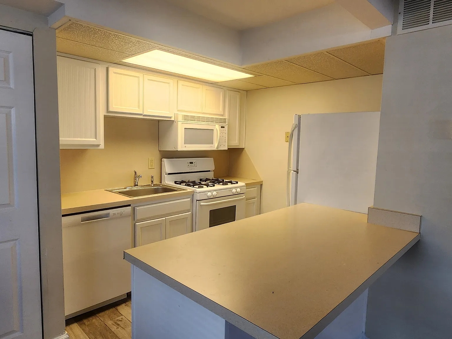 Rivergate Condos - 1410... — Photo 2