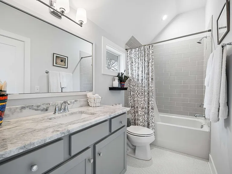1125 Chester Ave #11 — Photo 22