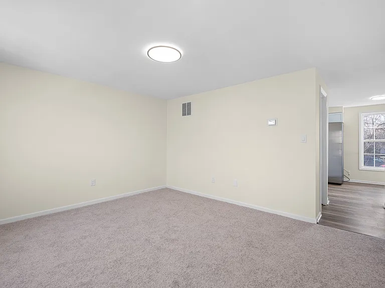 1124 E 14th St — Photo 16