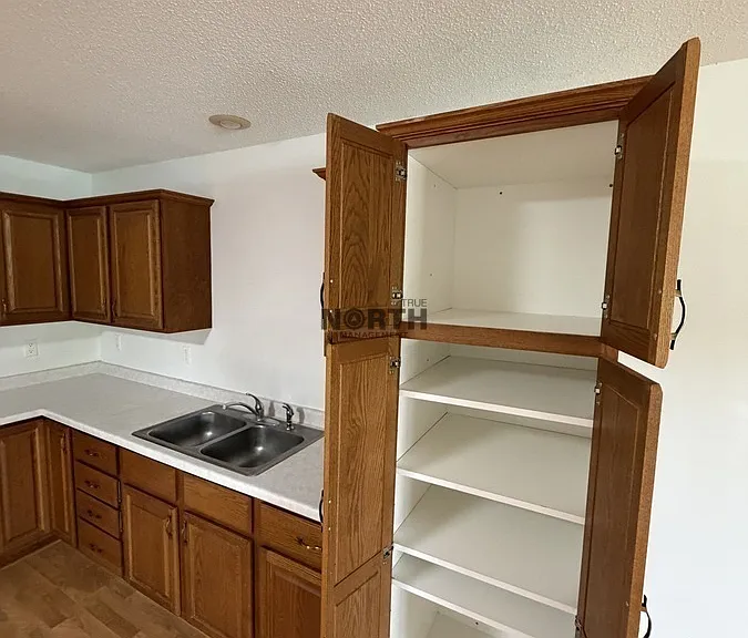 320 Irving St — Photo 8