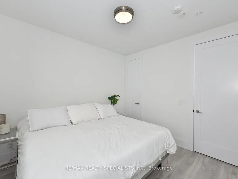 1 Edgewater Dr #911 — Photo 31