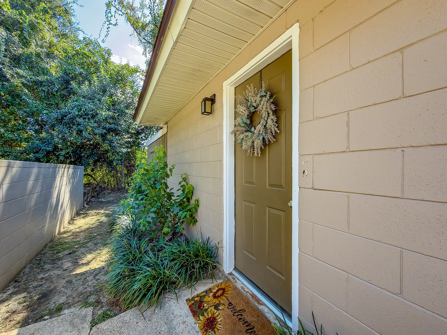 2 bed, 766 sqft, $1,200 — Photo 1