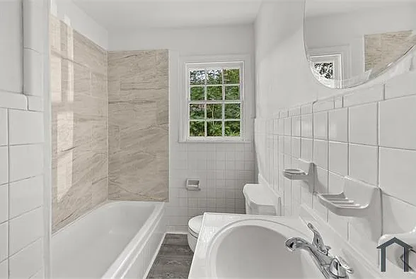 2537 3rd St NE — Photo 4