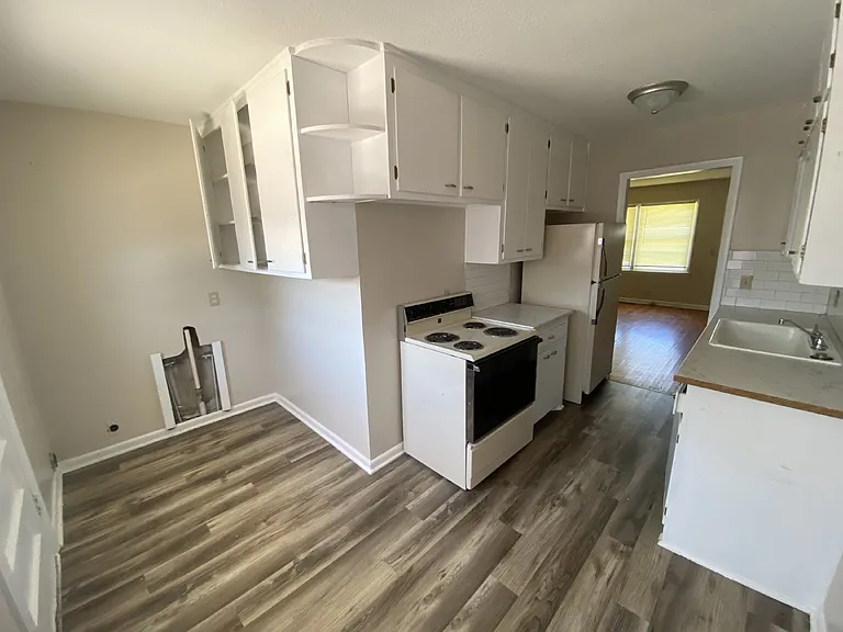 889 S Hillcrest St — Photo 4