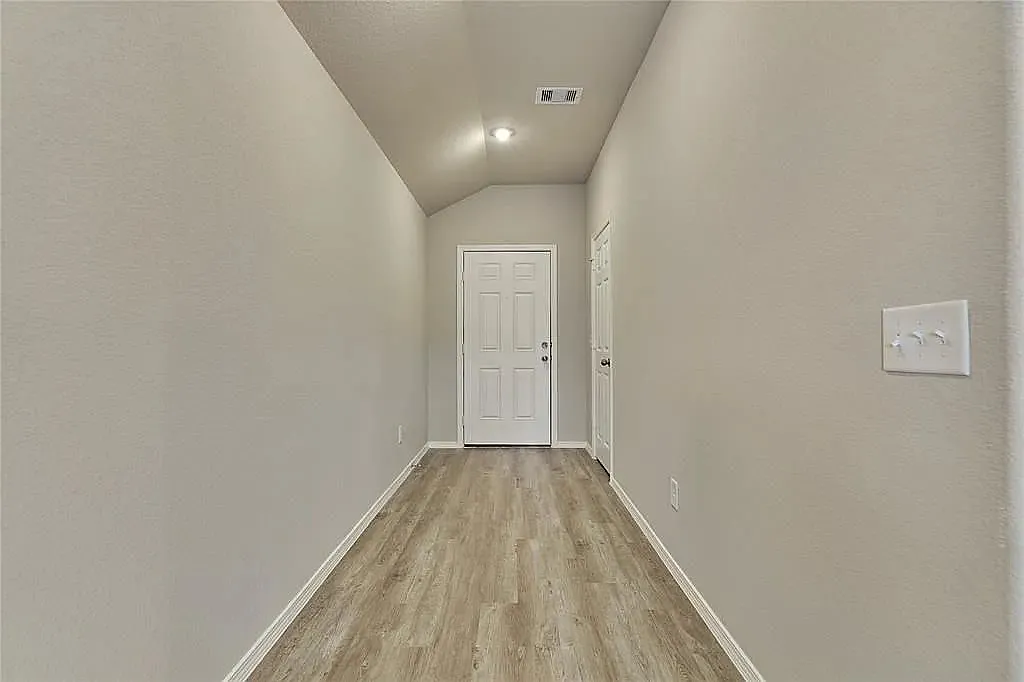 3 bed, 1402 sqft, $2,100 — Photo 4