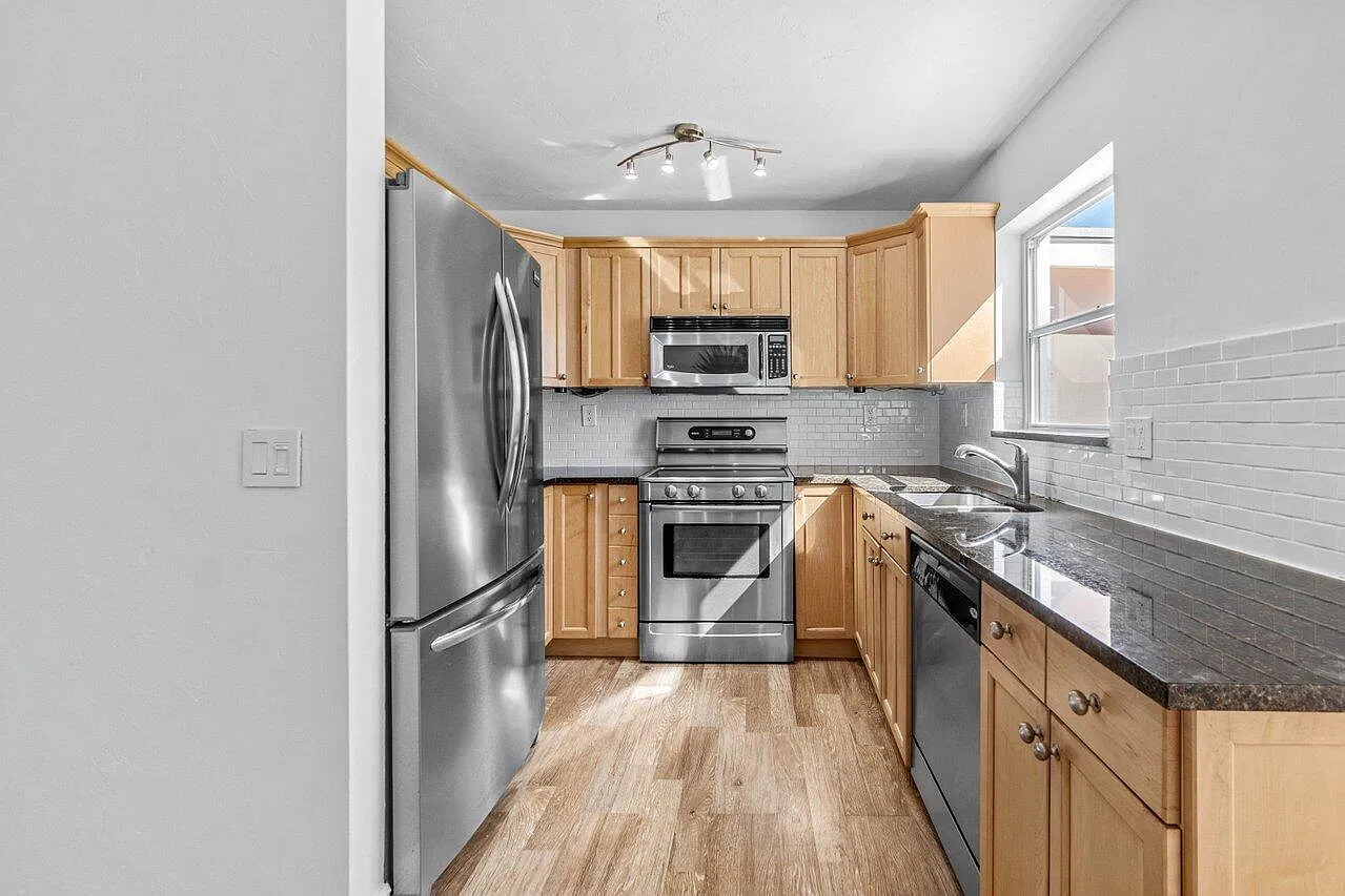 3 bed, 2.0 bath, 1287 sqft, $5,200 — Photo 4