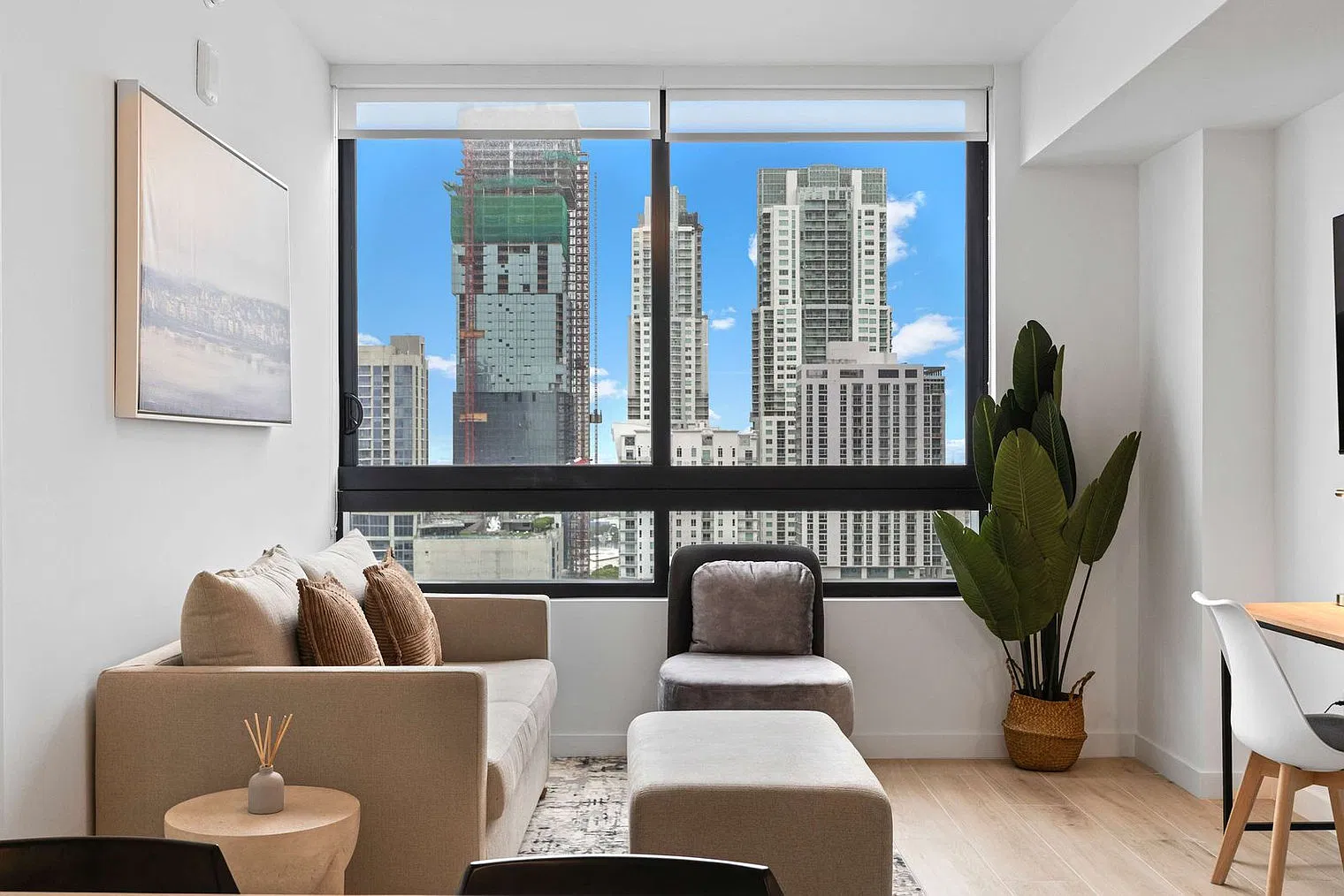 1 bed, 1.0 bath, 613 sqft, $2,727 — Photo 2