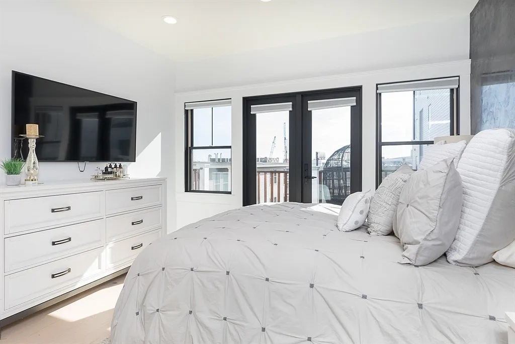 2 bed, 960 sqft, $3,600 — Photo 1
