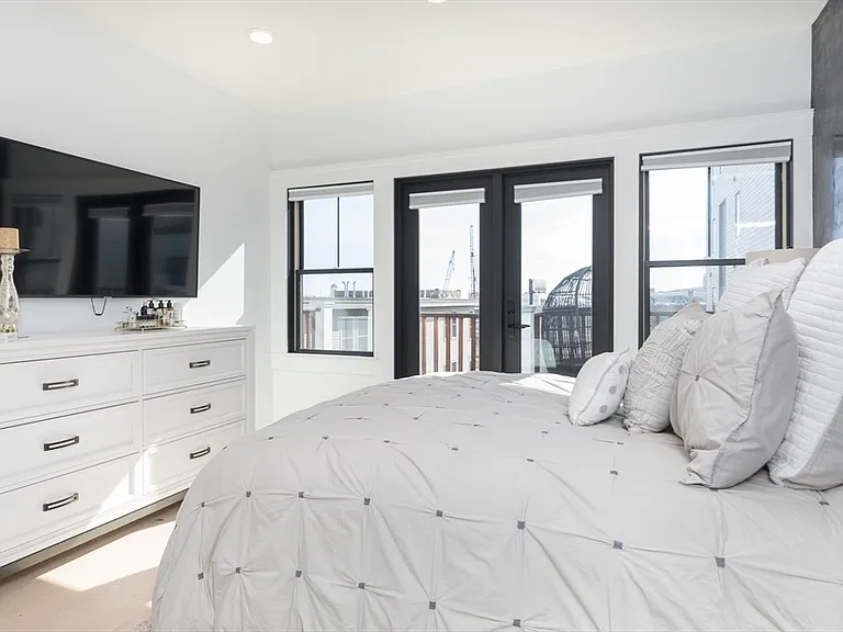 331 Chelsea St #4 — Photo 8