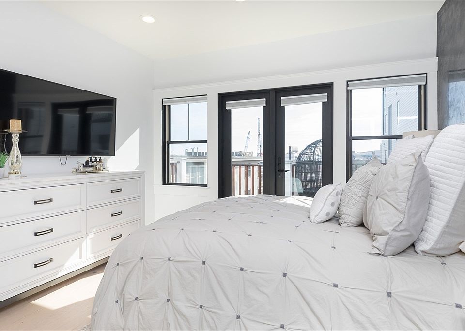 1st image of 334 Chelsea St APT 1