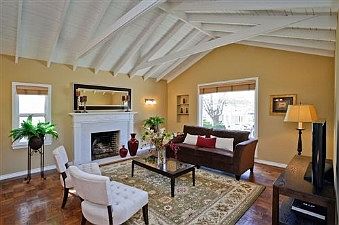 Living room :: 811 Hillcrest Blvd.