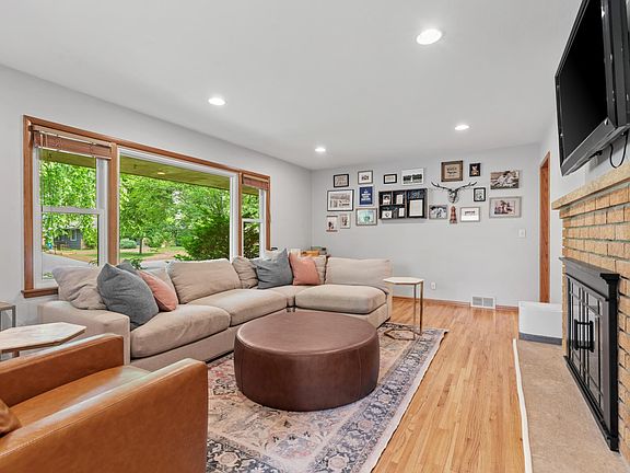 4th image of 10916 Ewing Ave S