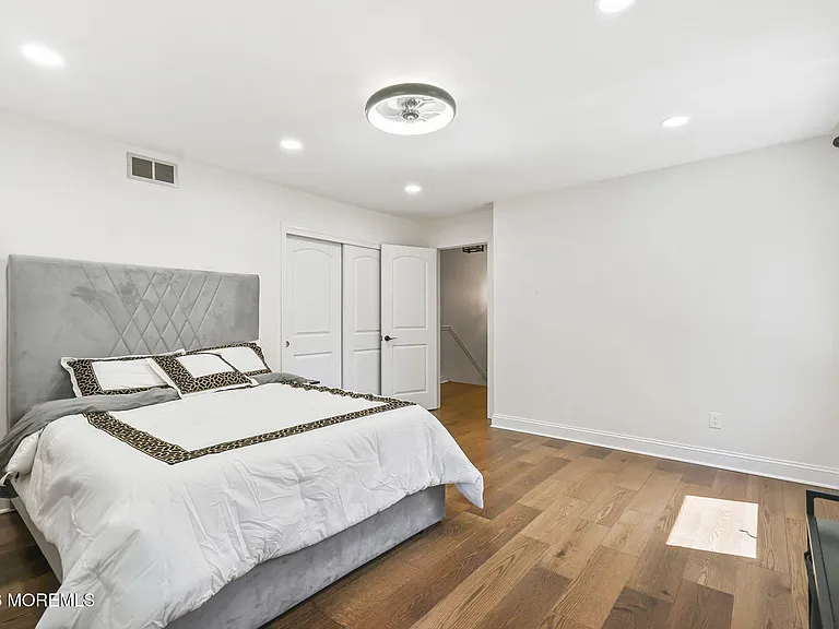 16 Phyllis Pl — Photo 25